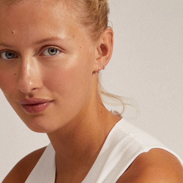 Pilgrim EANNA Recycelte Huggie-Creolen, Versilbert