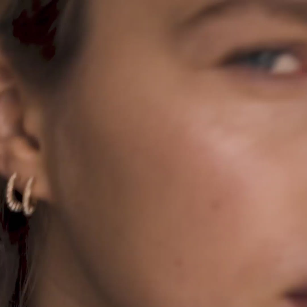 Pilgrim EKTA Huggie-Perlen-Creolen, Vergoldet