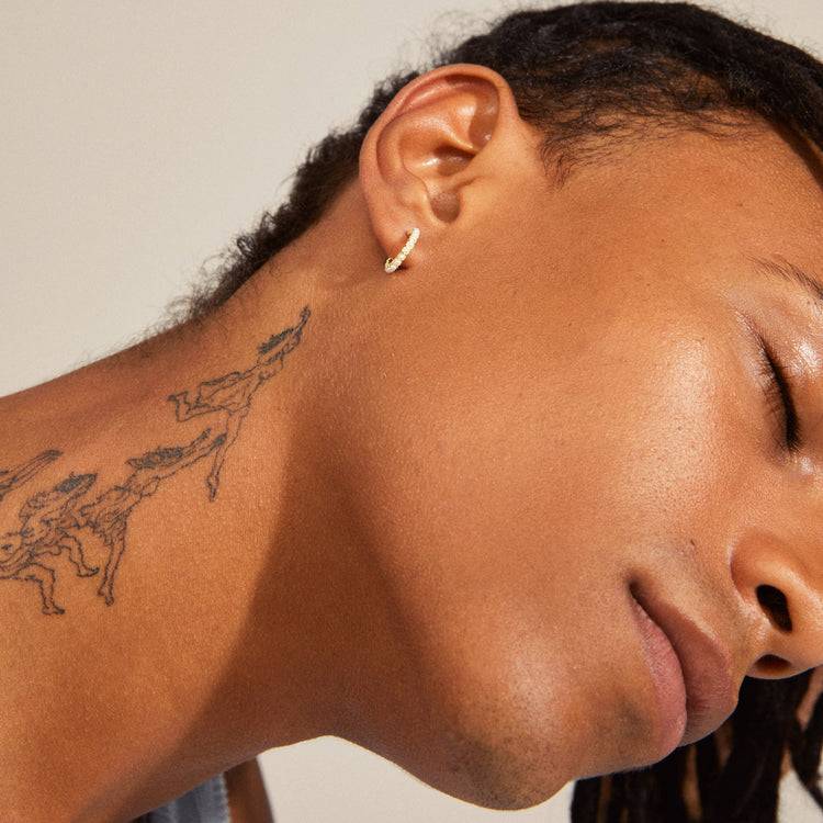 Pilgrim EKTA Huggie-Perlen-Creolen, Vergoldet