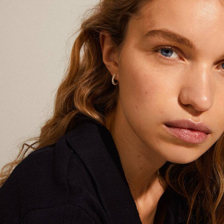 Pilgrim EKTA Huggie-Perlen-Creolen, Versilbert