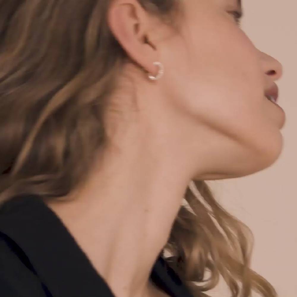 Pilgrim EKTA Huggie-Perlen-Creolen, Versilbert