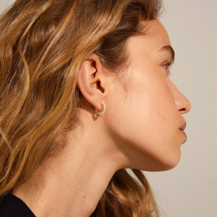 Pilgrim EKTA Huggie-Perlen-Creolen, Versilbert