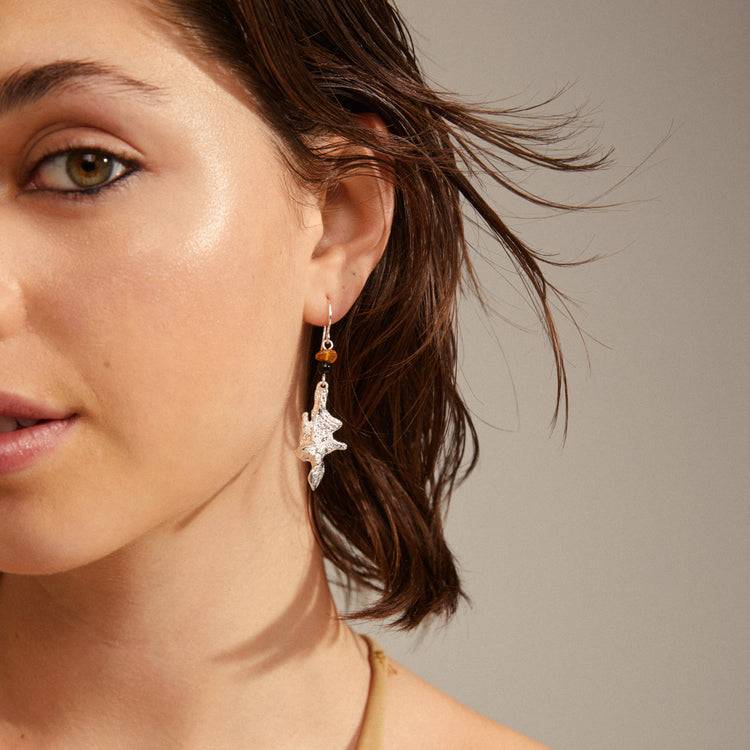 Pilgrim FLOW Asymmetrische Ohrringe Versilbert