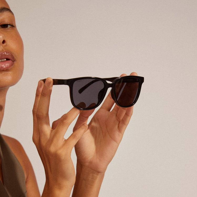 Pilgrim JAMILA Recycelte Sonnenbrille Schwarz