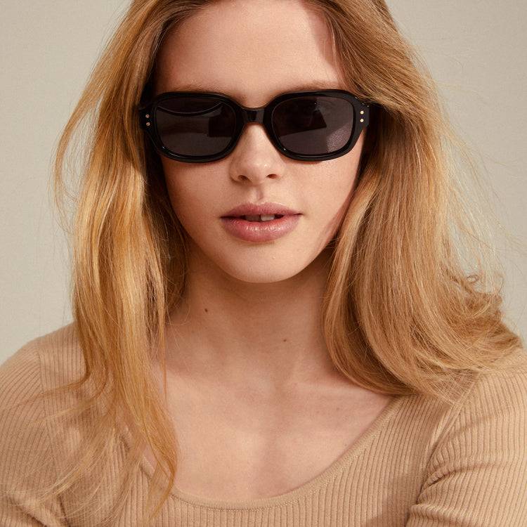 Pilgrim NELLA Recycelte Sonnenbrille Schwarz/Gold