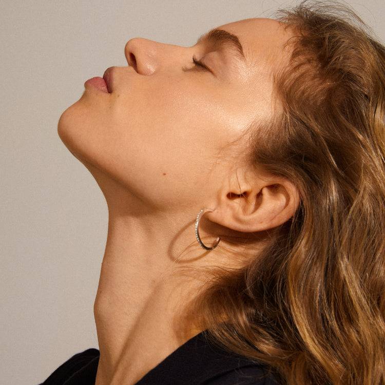 Pilgrim ROBERTA Recycelte Große Kristall-Halbcreolen, Versilbert