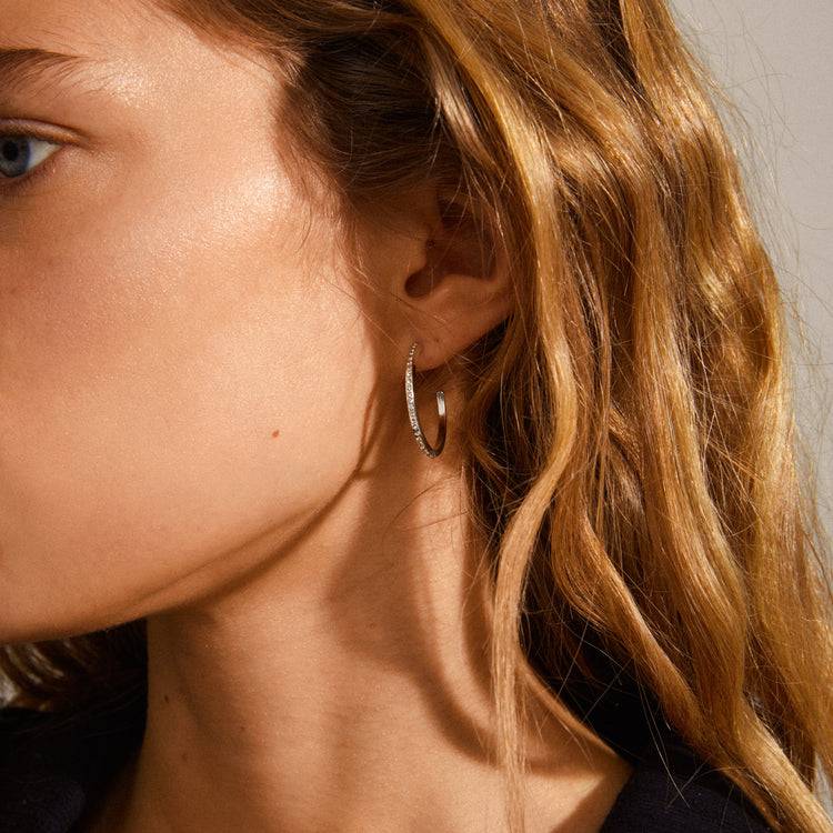 Pilgrim ROBERTA Recycelte Große Kristall-Halbcreolen, Versilbert