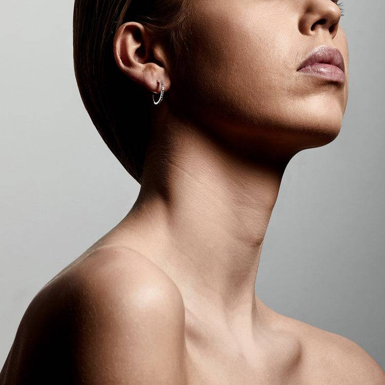 Pilgrim ROBERTA Recycelte Kristall-Halbcreolen, Versilbert