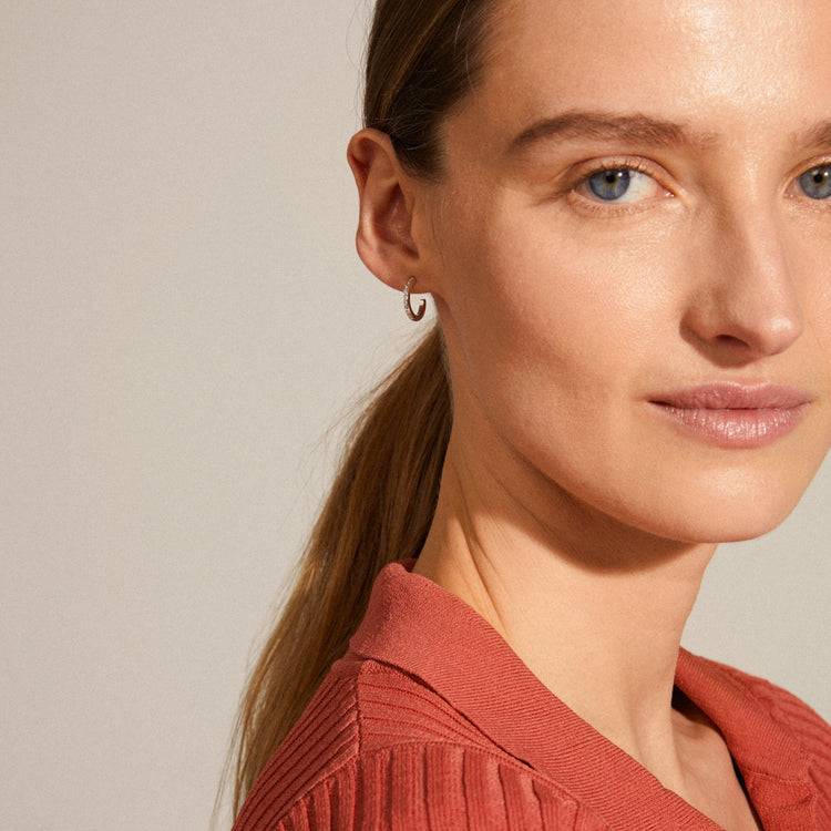 Pilgrim ROBERTA Recycelte Kristall-Halbcreolen, Versilbert