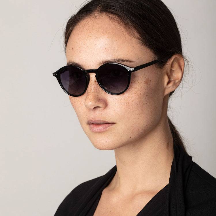 Pilgrim ROXANNE Klassische Runde Sonnenbrille, Schwarz