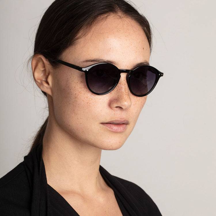 Pilgrim ROXANNE Klassische Runde Sonnenbrille, Schwarz