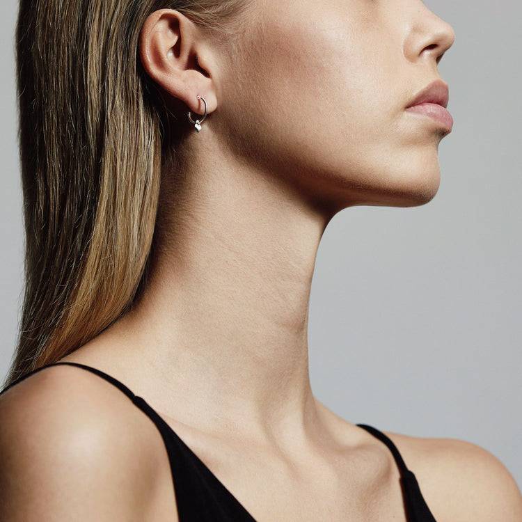 Pilgrim SOPHIA Recycelte Huggie-Hoops Mit Herzanhänger, Versilbert