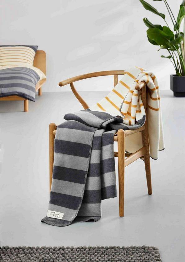 s.Oliver Decke mit Streifen