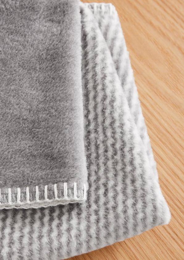 s.Oliver Kuschelige Decke aus Jacquard