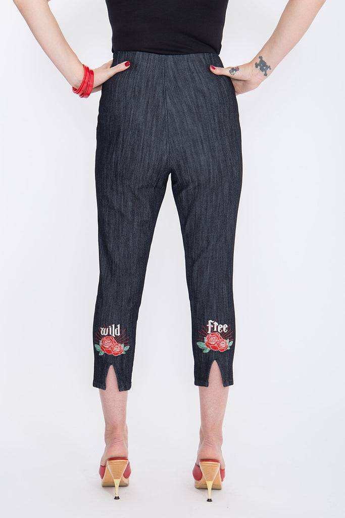Queen Kerosin Capri Jeans Mit Angesagter Rosenstickerei «Wild & Free»