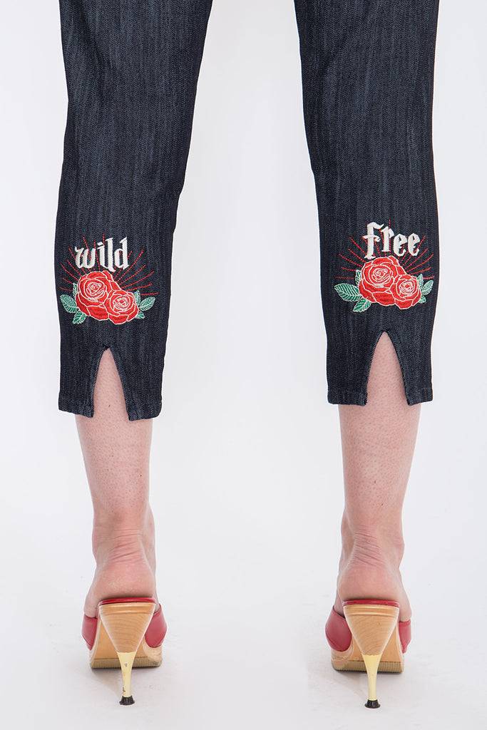 Queen Kerosin Capri Jeans Mit Angesagter Rosenstickerei «Wild & Free»