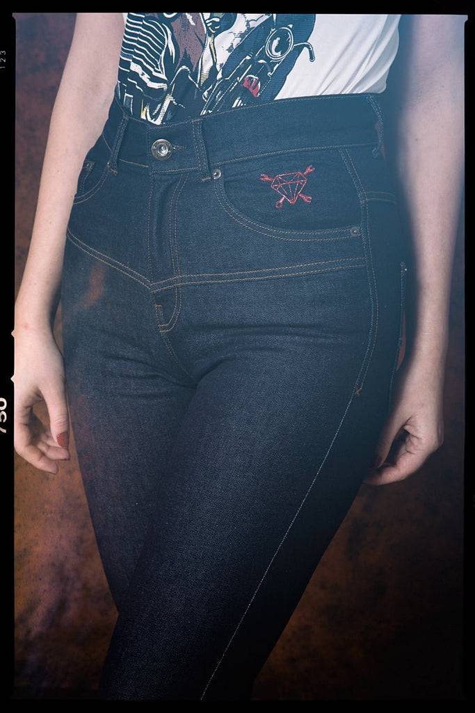 Queen Kerosin High Waist Jeanshose Im 5 Pocket Design «Betty»