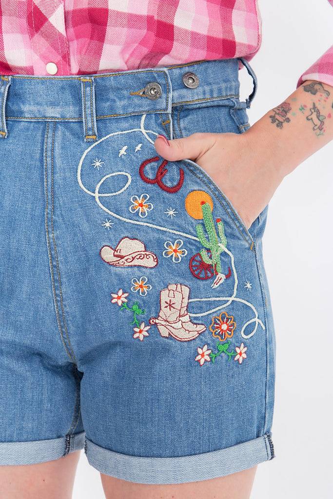 Queen Kerosin Jeansshorts Mit Stickereien Im Western-Look