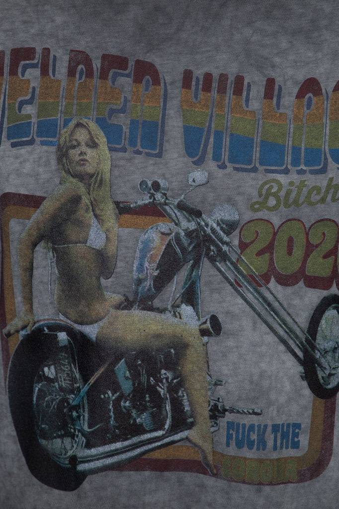 Queen Kerosin Longsleeve Mit Retro-Print Und Oilwash-Effekt «Velden Village 2020»