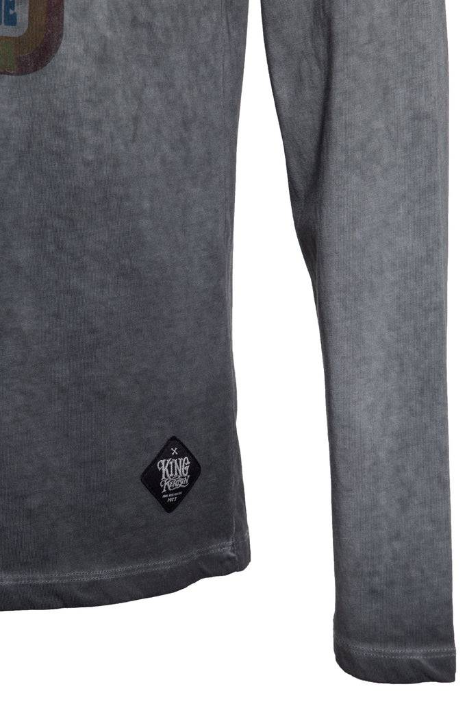 Queen Kerosin Longsleeve Mit Retro-Print Und Oilwash-Effekt «Velden Village 2020»