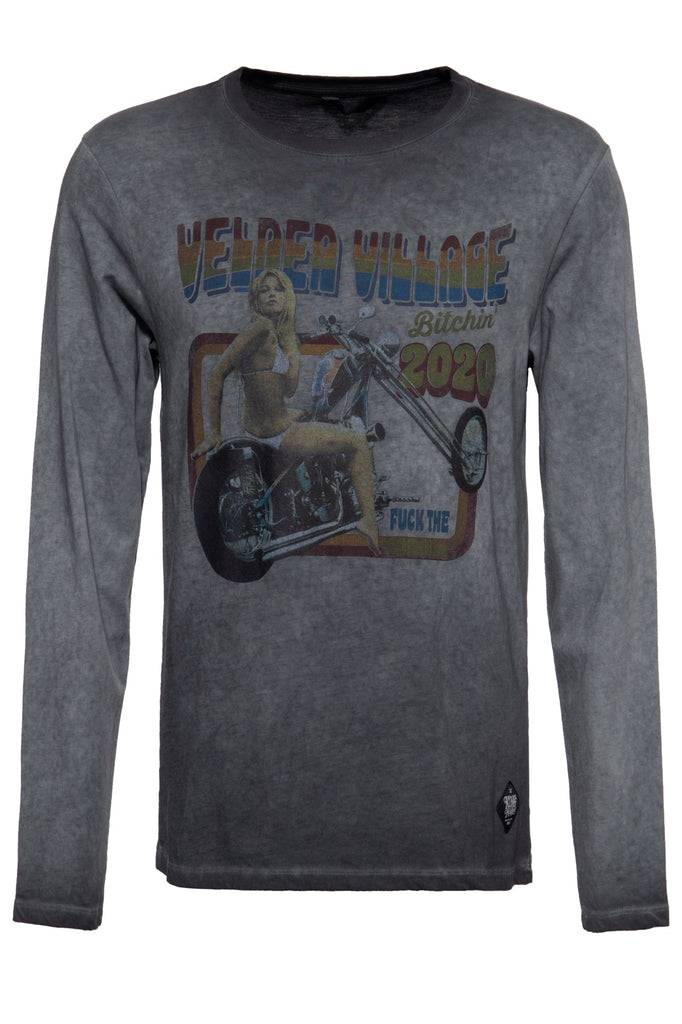 Queen Kerosin Longsleeve mit Retro-Print und Oilwash-Effekt «Velden Village 2020»