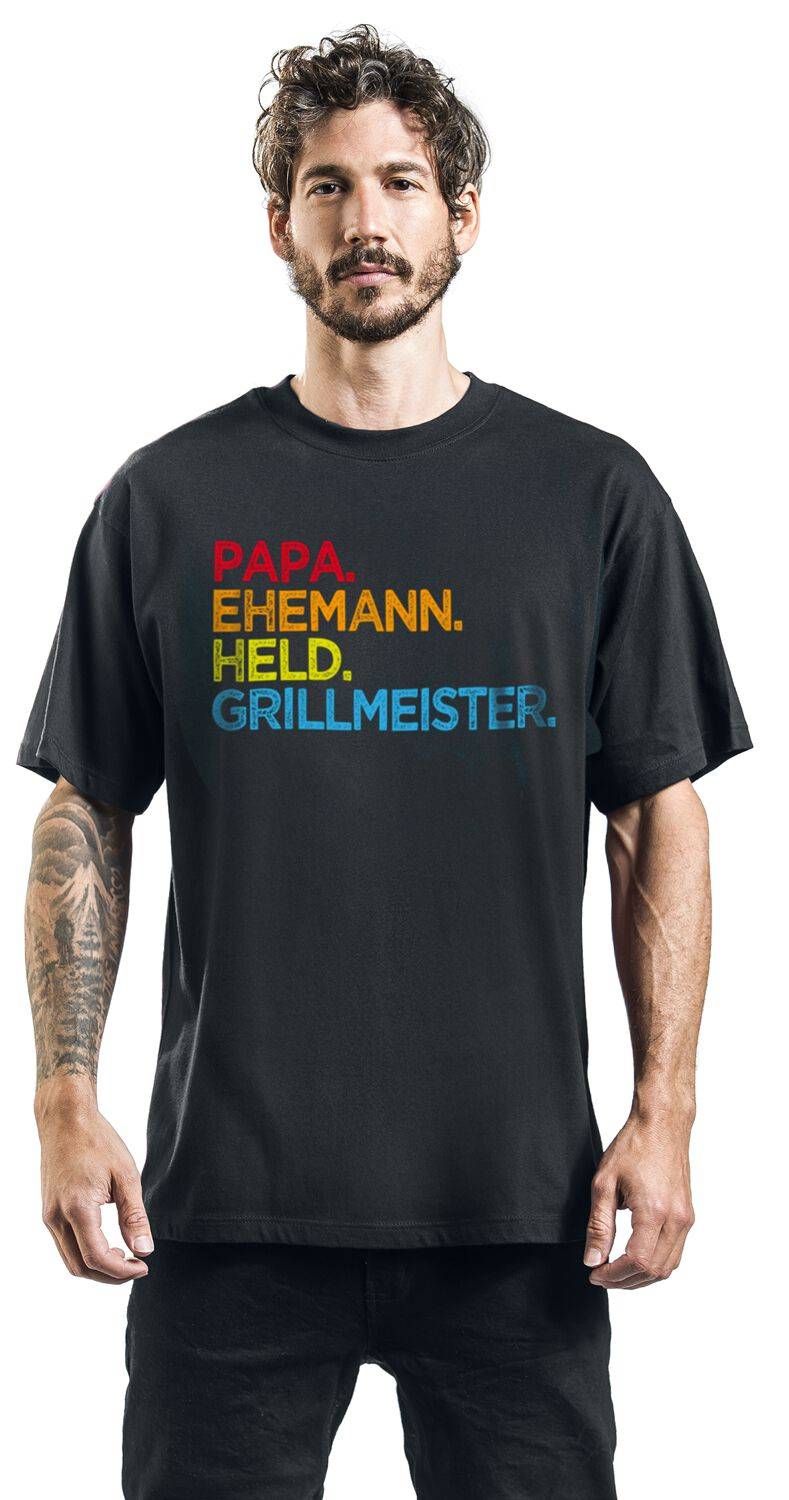 EMP "Papa. Ehemann. Held. Grillmeister" T-Shirt Schwarz Von Familie & Freunde