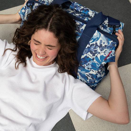 Reisenthel Allrounder L Flora Blue (Große Reisetasche - 30 Liter Platz,blau)