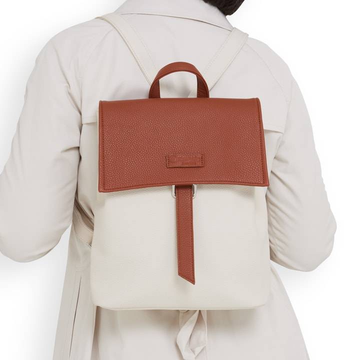 Remonte Artikelnummer Q0526-60 Remonte Rucksack Reinweiß-schokobraun