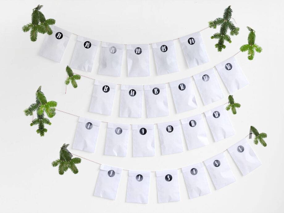 Renna Deluxe Adventskalender Weiß Mit Schwarzen Aufklebern