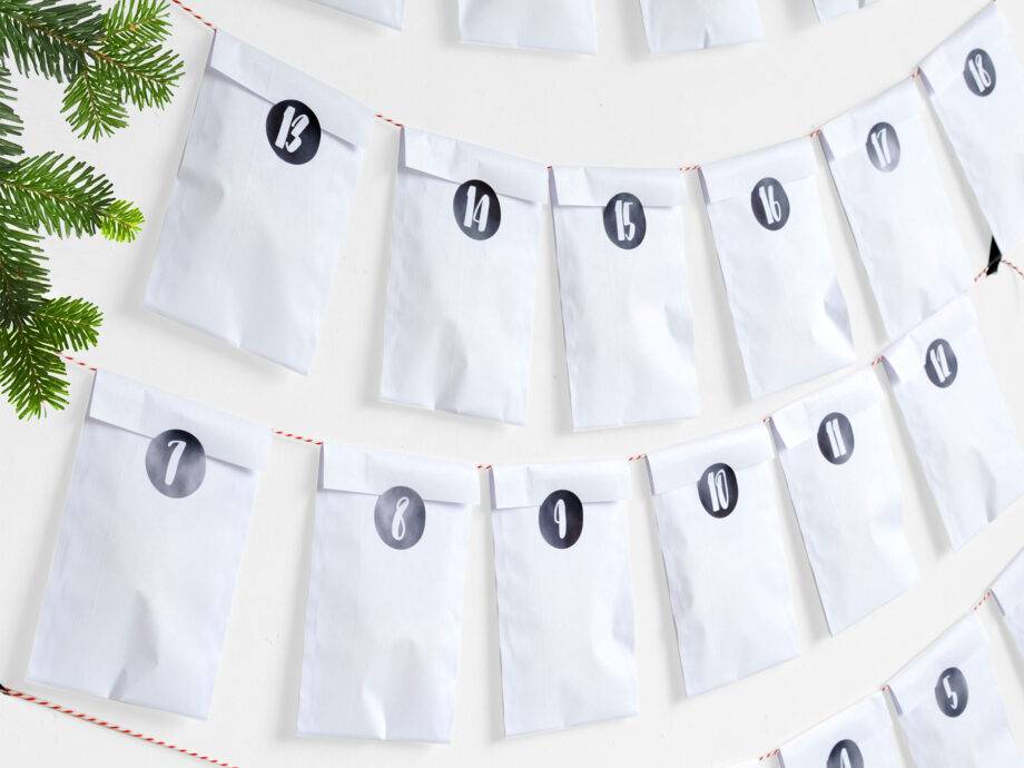 Renna Deluxe Adventskalender Weiß Mit Schwarzen Aufklebern