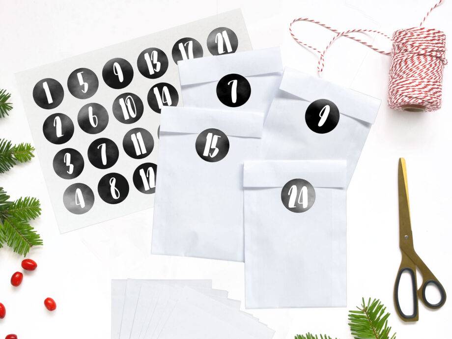 Renna Deluxe Adventskalender weiß mit schwarzen Aufklebern
