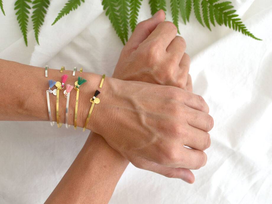 Renna Deluxe Armreif In Gold, Goldarmreif Mit Niedlicher Tassel Im Boho-Stil