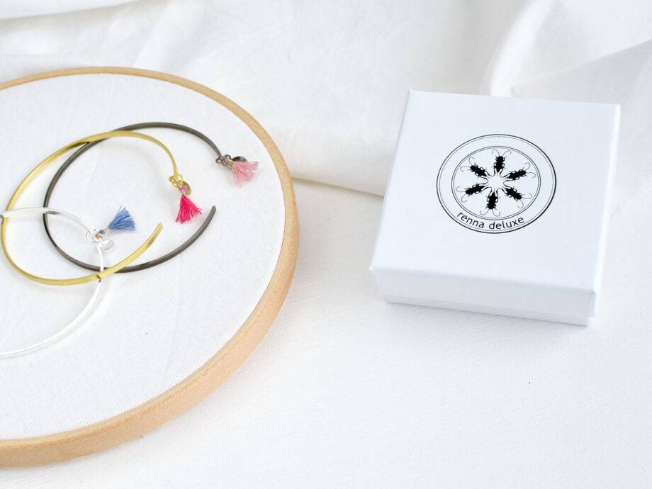 Renna Deluxe Armreif In Gold, Goldarmreif Mit Niedlicher Tassel Im Boho-Stil