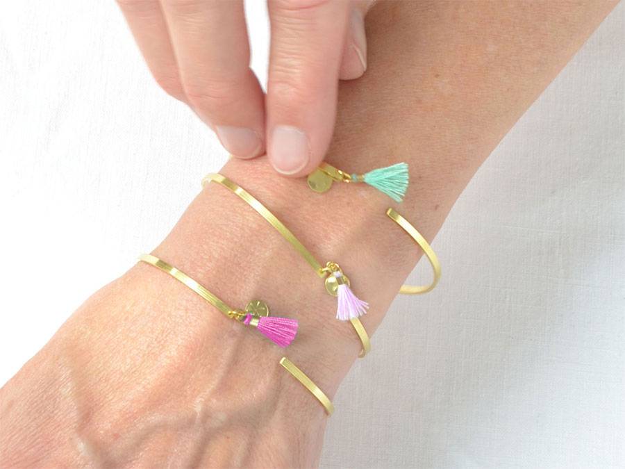 Renna Deluxe Armreif in Gold, Goldarmreif mit niedlicher Tassel im Boho-Stil