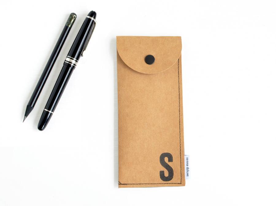 Renna Deluxe Braunes Stifteetui mit Monogramm vegan