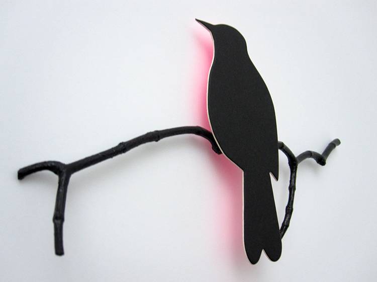 Renna Deluxe Drossel in Schwarz mit Glow in NeonPINK _ Wandobjekt