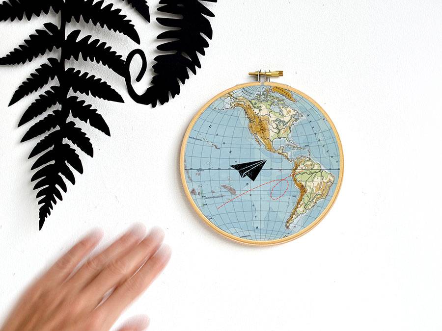 Renna Deluxe Flieger Auf Weltreisen _ Bild Im Stickrahmen