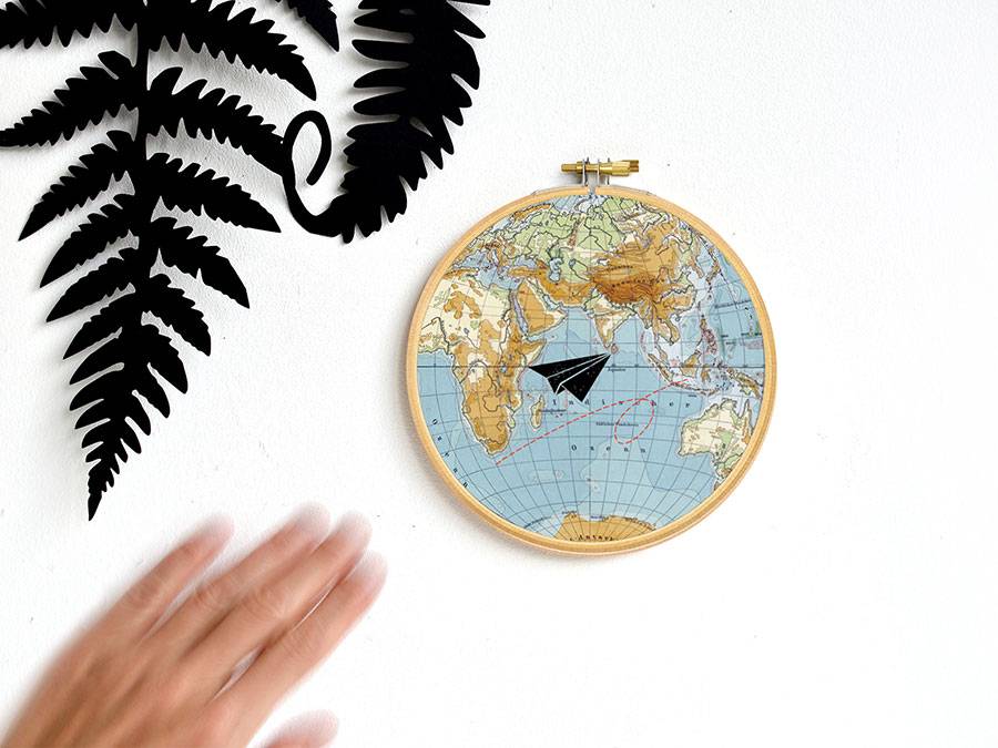 Renna Deluxe Flieger Auf Weltreisen _ Bild Im Stickrahmen