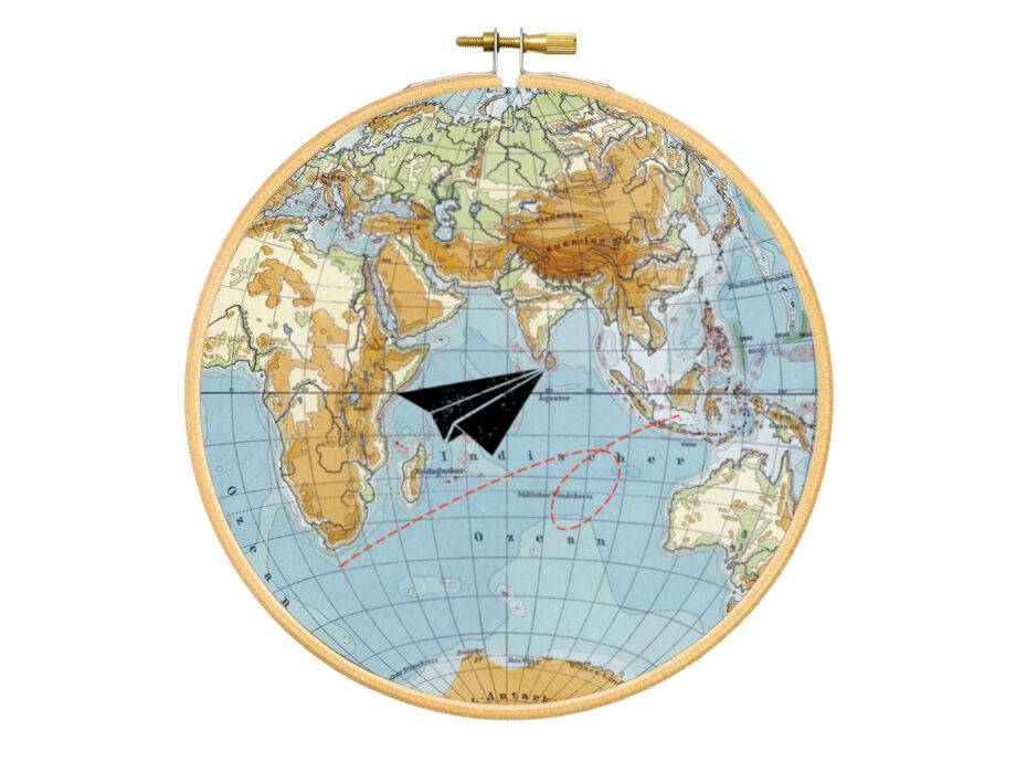 Renna Deluxe Flieger auf Weltreisen _ Bild im Stickrahmen