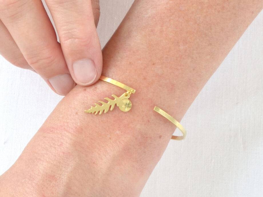 Renna Deluxe Armreif mit Farn in Gold