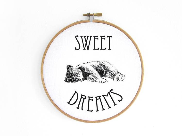 Renna Deluxe Bärenkind _ Bild im Stickrahmen