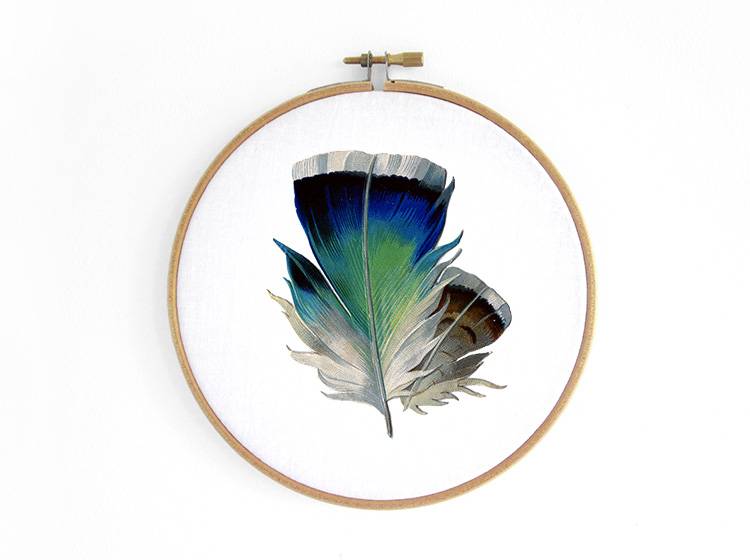 Renna Deluxe Feder in Blau _ Bild im Stickrahmen