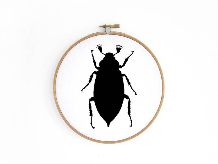 Renna Deluxe Maikäfer _ Bild im Stickrahmen