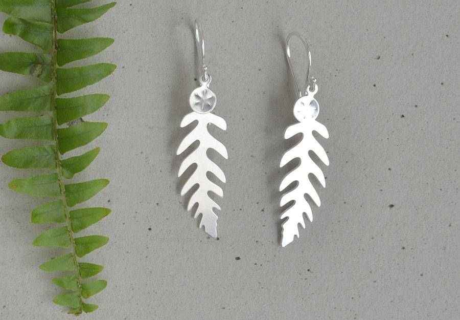 Renna Deluxe Ohrhänger Mit Farnblatt In Silber