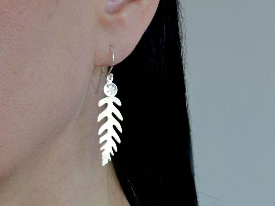 Renna Deluxe Ohrhänger mit Farnblatt in Silber