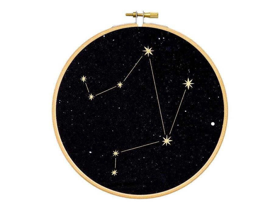 Renna Deluxe Waage Sternzeichen Bild im Stickrahmen