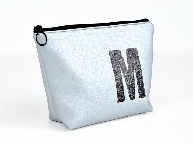 Renna Deluxe Waschtasche Metallic SILBER Mit Buchstabe Vegan