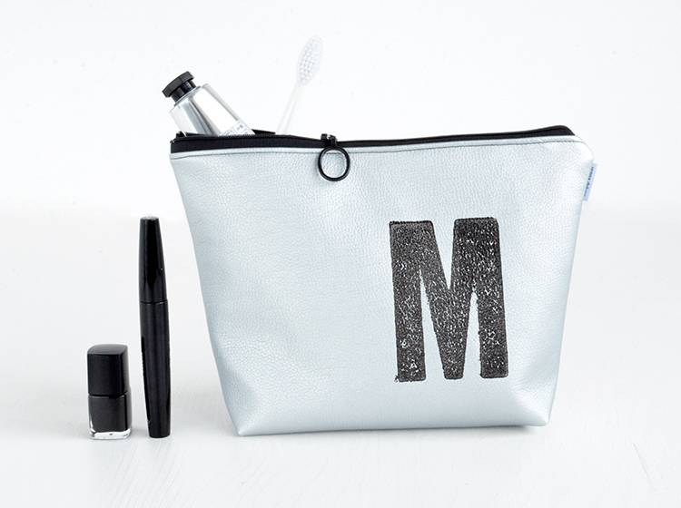 Renna Deluxe Waschtasche Metallic SILBER mit Buchstabe vegan