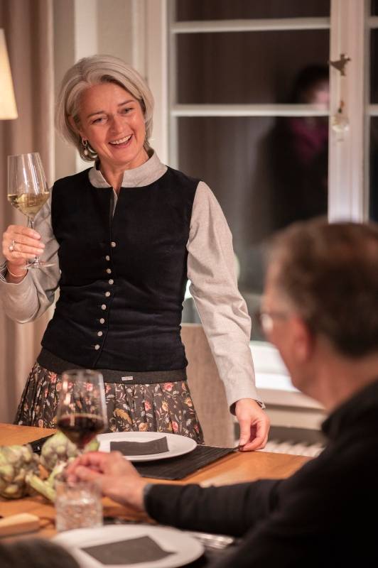 Rockmacherin Nanni Bayerl Trachtenweste aus elastischem schwarzem samt Rockmacherin Nanni Bayerl Trachtenweste aus elastischem schwarzem samt