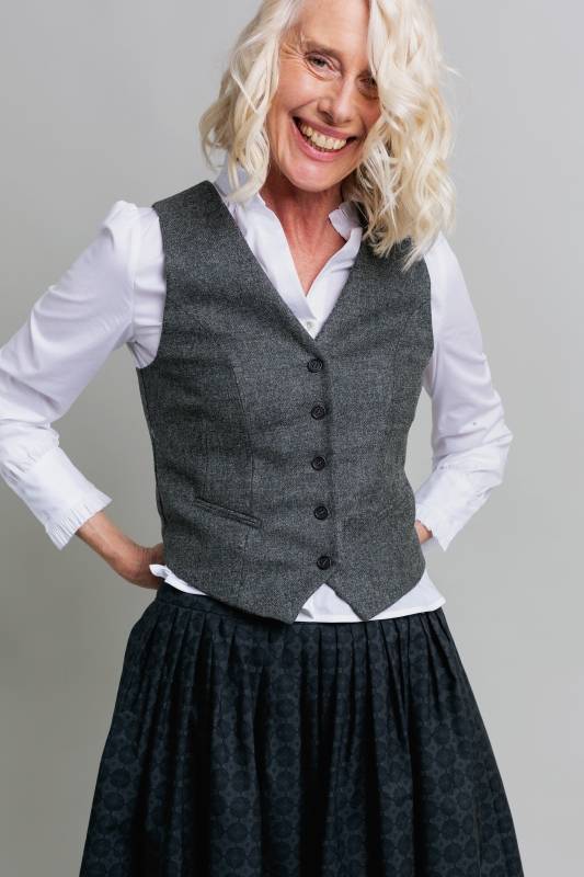 Rockmacherin Resal Damenweste aus Wollflanell mit Steinnussknöpfen Rockmacherin Resal Damenweste aus Wollflanell mit Steinnussknöpfen